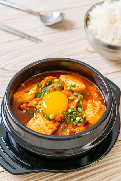 'kimchi jjigae' ou sopa kimchi com tofu e ovo