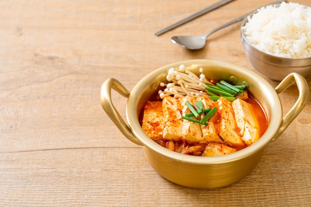 'Kimchi Jjigae' ou sopa Kimchi com tofu macio ou kimchi guisado coreano