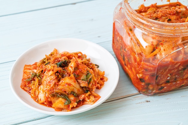 Foto kimchi kohl auf teller und glas