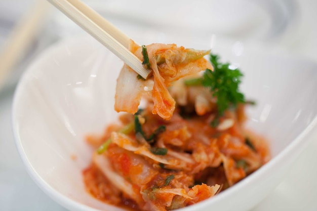 Kimchi (koreanisches Lebensmittel) nah oben auf weißem Hintergrund