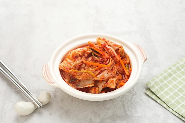 Kimchi oder Kimci, ein traditionelles koreanisches Essen, eingelegtes fermentiertes Gemüse mit würzigen Gewürzen