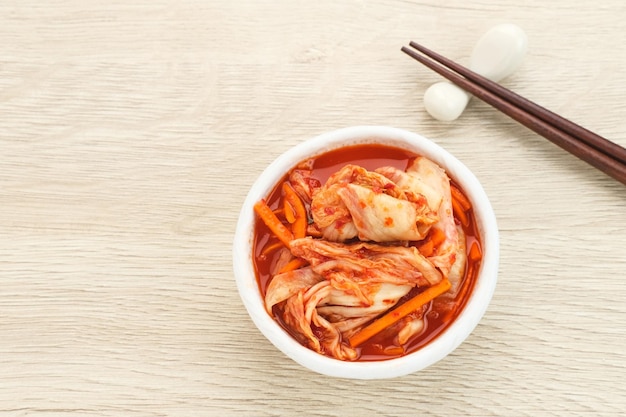 Kimchi oder Kimci, ein traditionelles koreanisches Essen, eingelegtes fermentiertes Gemüse mit würzigen Gewürzen