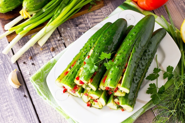 Kimchi de pepino encurtido coreano Pepinos marinados con relleno de verduras