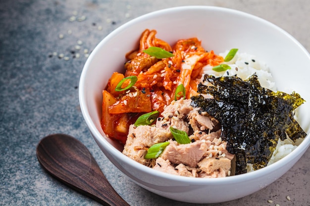 Kimchi-Thunfischreissalat in weißer Schüssel Traditionelles koreanisches Essen