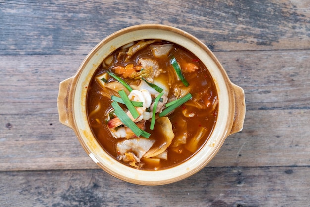 Kimchi Udon mit Garnelen und Schweinefleisch in Kimchi-Suppe nach asiatischer Art