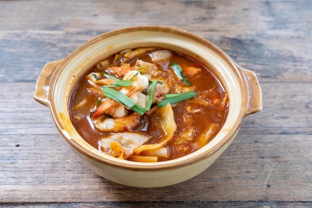 Kimchi Udon mit Garnelen und Schweinefleisch in Kimchi-Suppe nach asiatischer Art