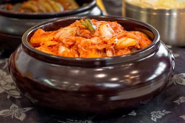 Kimchikimchi in einem speziellen topf. gericht der koreanischen nationalküche zur langzeitlagerung von kohl mit scharfer roter paprika