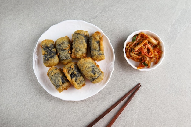 Kimmari o Gimmari Korean Fried Snack Tempura hecho de algas marinas Laver Roll Relleno a