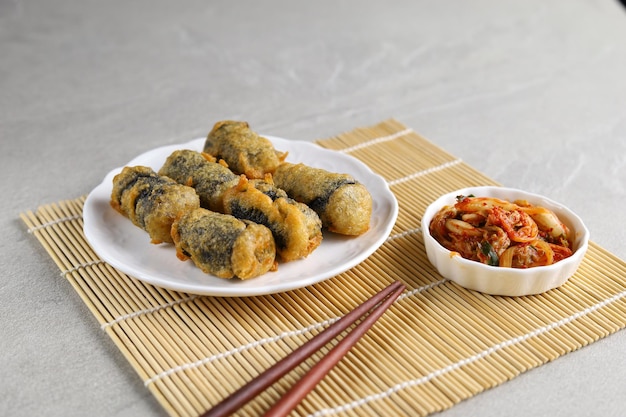 Kimmari o Gimmari Korean Fried Snack Tempura hecho de algas marinas Laver Roll Relleno a