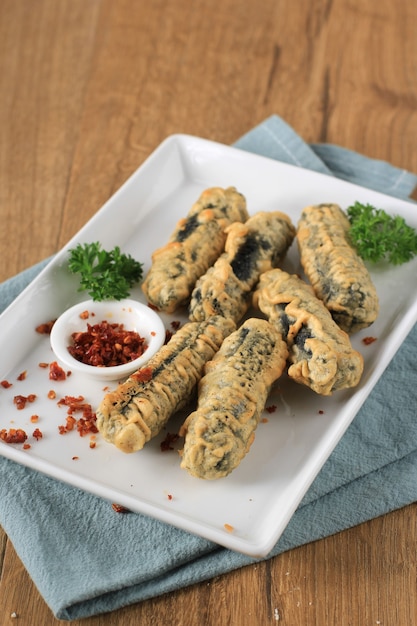 Kimmari o Gimmari, Tempura de refrigerio frito coreano hecho con rollo de algas (algas) relleno con fideos de vidrio o Japchae. Por lo general, se sirve con Tteokbokki como guarnición.