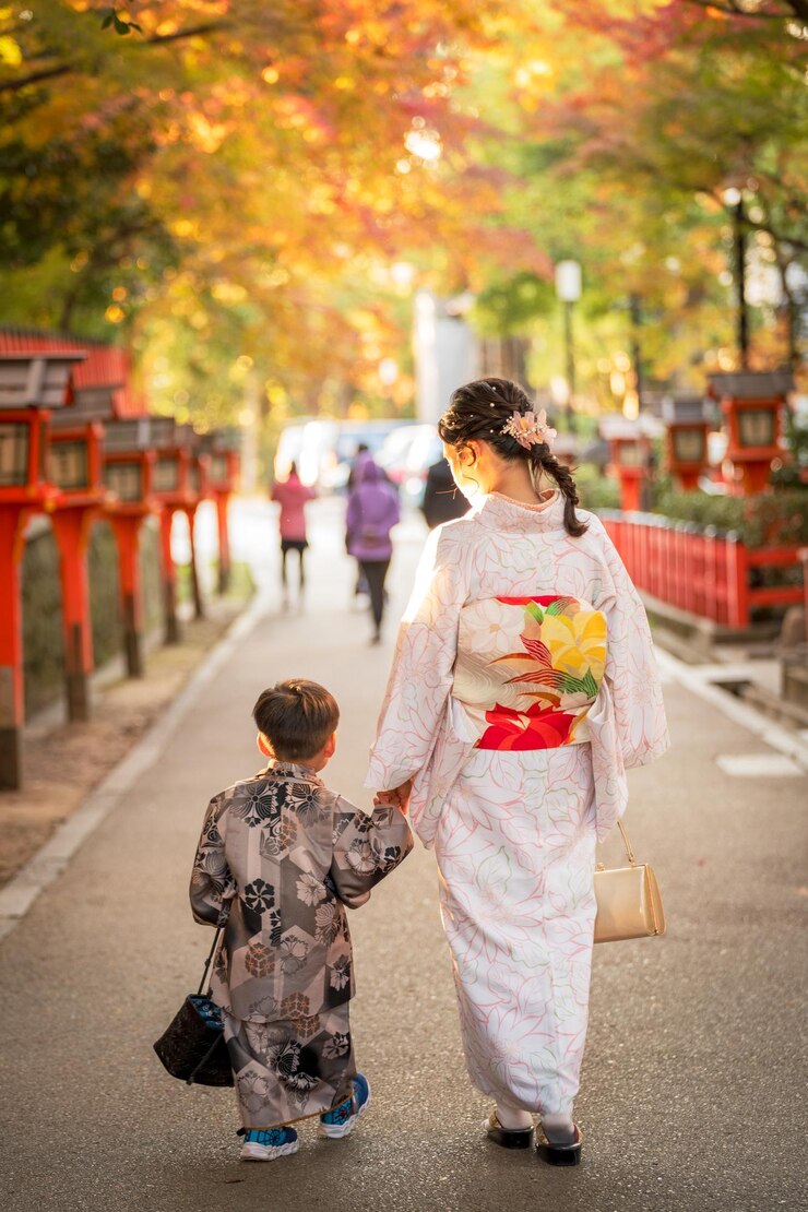 Kimono japonés Retrato de fotografía de vista trasera Kioto Japón Fondo de follaje de otoño Hojas de arce