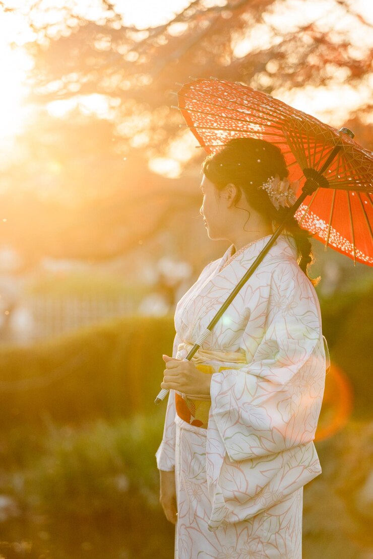 Kimono japonés Retrato de fotografía de vista trasera Kioto Japón Fondo de follaje de otoño Hojas de arce