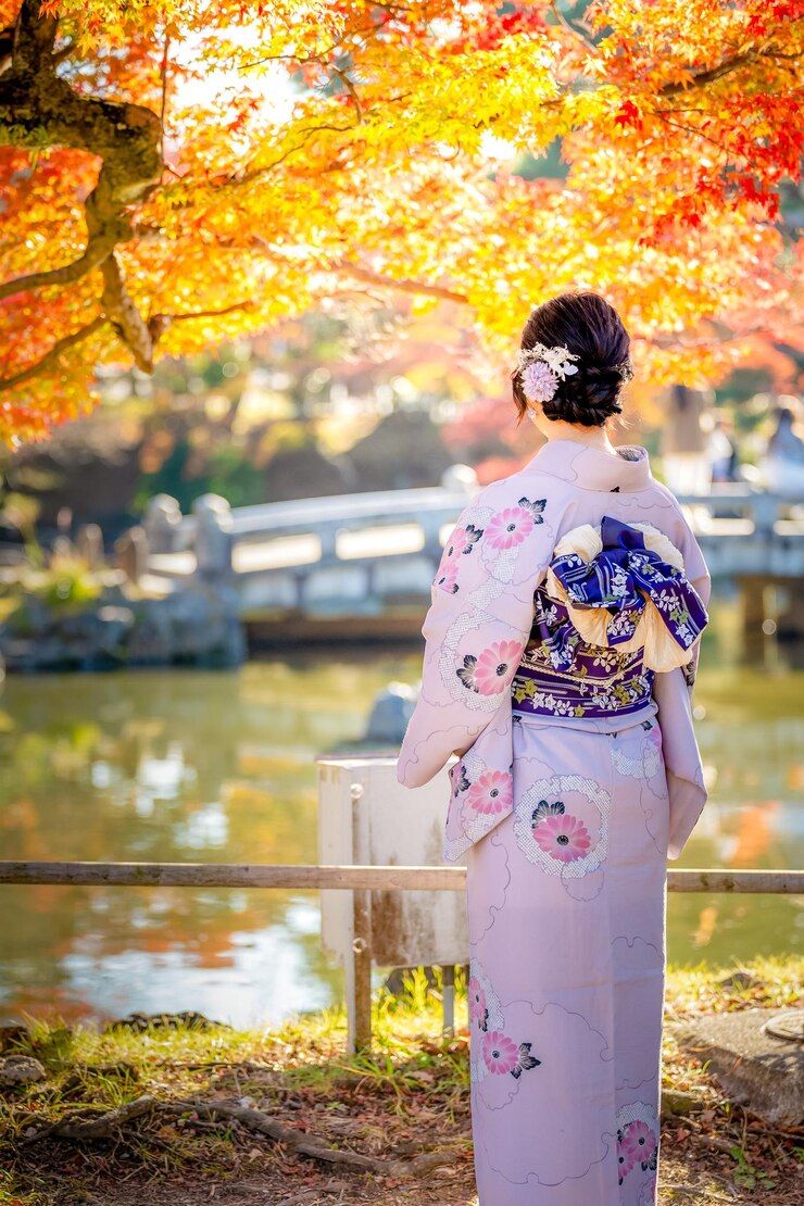 Kimono japonés Retrato de retrospectiva fotografía de Kioto Japón Follaje de otoño fondo hojas de arce rojas