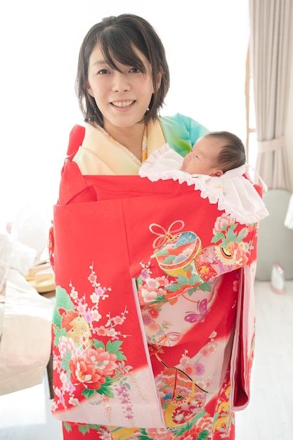 Kimono mujer japonesa y bebé llorando