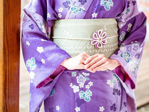 Foto kimono mujer / kimono es una ropa tradicional japonesa.