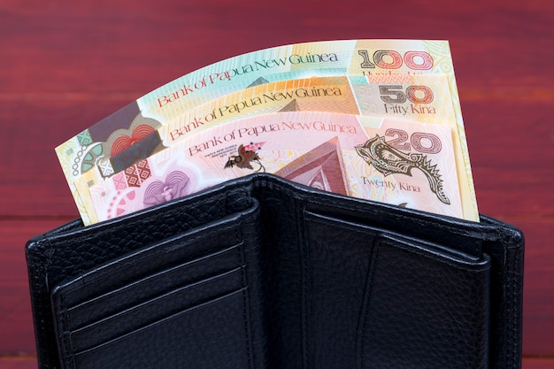 Kina de dinheiro da Papua-Nova Guiné na carteira preta