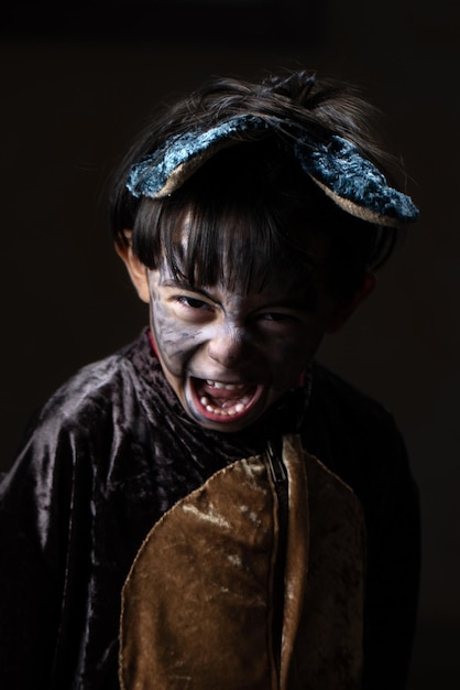 Kind als Werwolf gemacht, um Halloween zu feiern