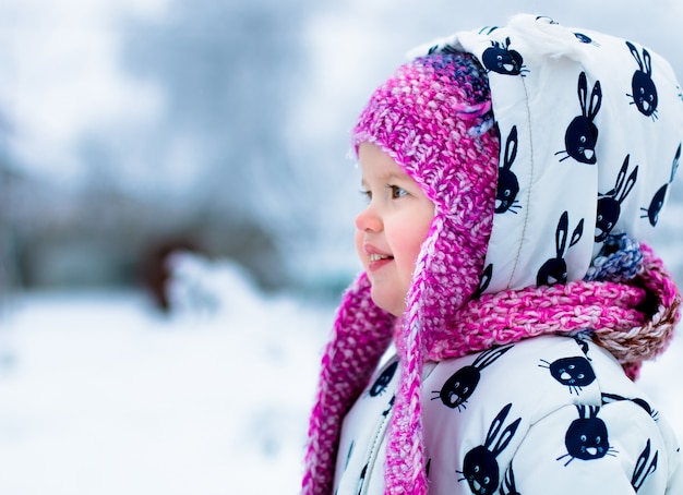 Kind am schneebedeckten Tag