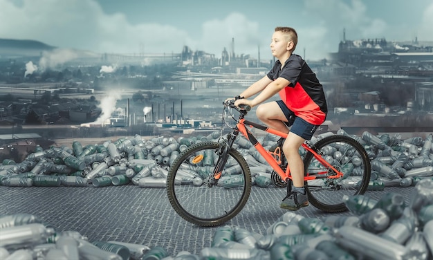 Kind auf dem Fahrrad inmitten von Flaschenbergen im Hintergrund
