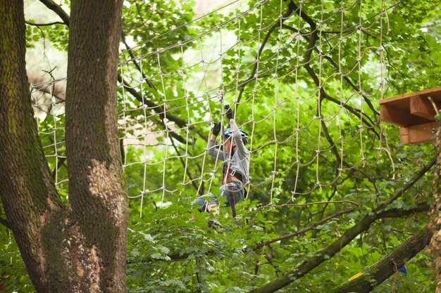 Kind auf einem Abenteuerspielplatz