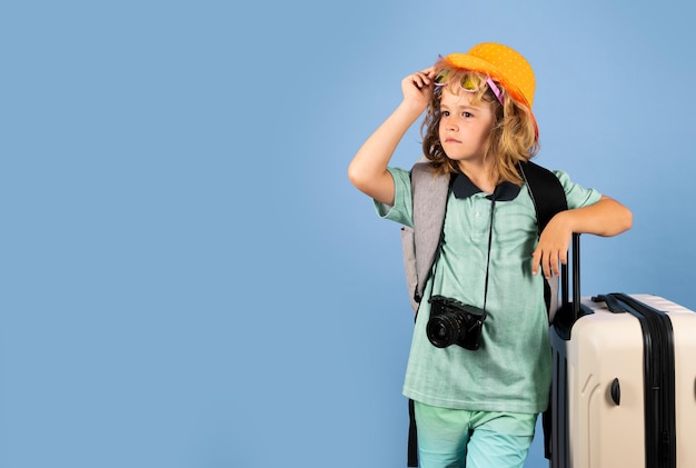 Foto kind auf reisen isoliertes studioporträt kinderreise- und abenteuerkonzept