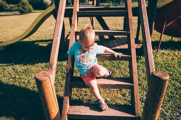 Foto kind auf spielplatz im freien