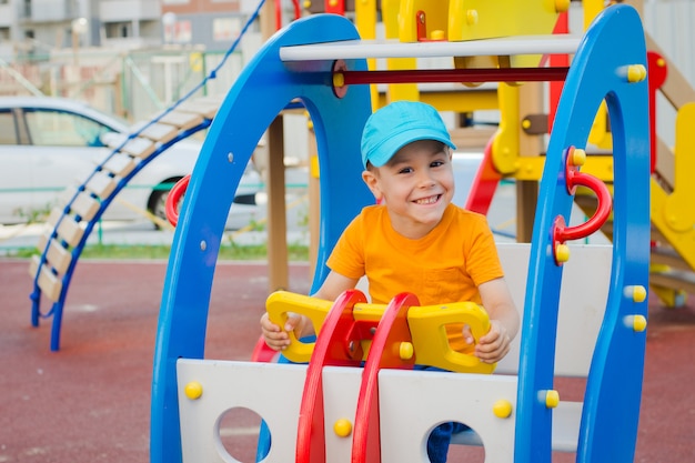 Kind auf Spielplatz im Freien