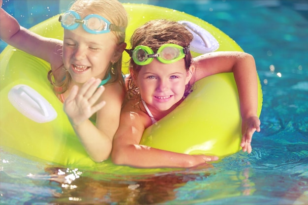 Kind auf Wasserrutsche im Aquapark. Sommerferien.