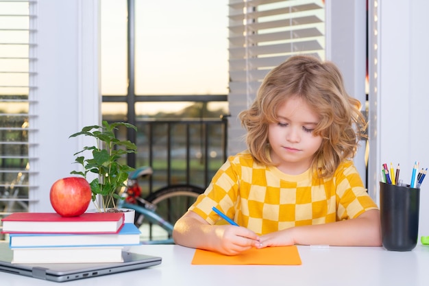 Kind aus der Grundschule schreibt Schulhausaufgaben zu Hause kleiner Student cleverer Nerd-Schüler bereit