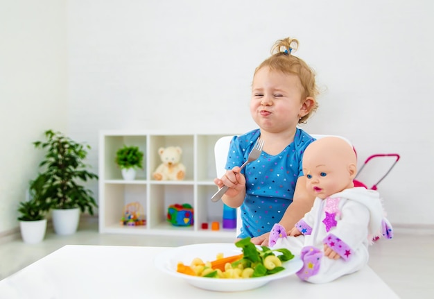 Kind Baby isst Nudeln mit Gemüse Selektiver Fokus Essen