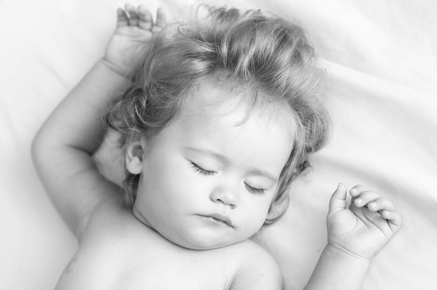 Kind Baby schläft im Bett Kinder verschlafenes Gesicht Kind schläft Entzückende kleine Kinder schlafen ein und genießen einen guten, gesunden, ruhigen Schlaf oder ein Nickerchen