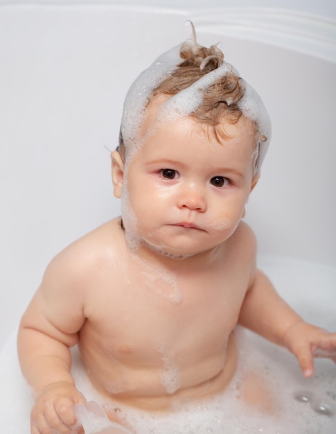 Kind badet in der Badewanne Süßer kleiner Junge, der das Bad genießt und im Badezimmer gebadet wird