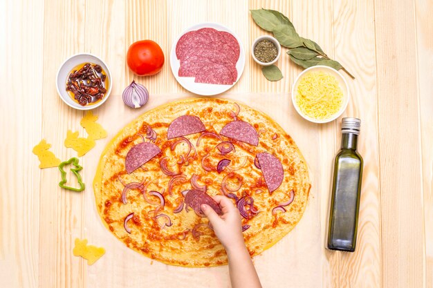 Kind bereitet Pizza Schritt für Schritt zu