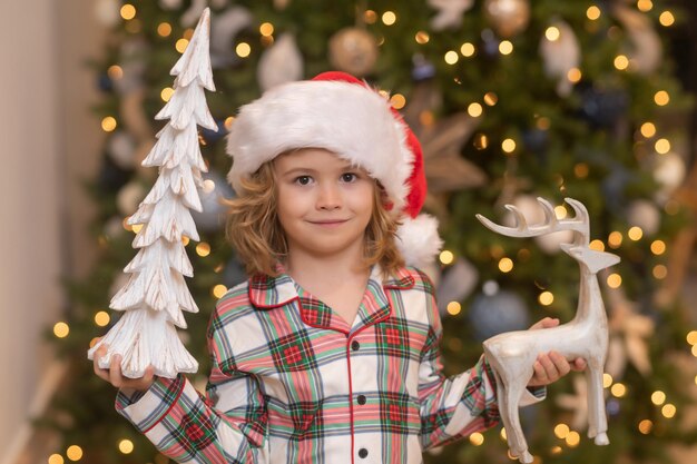 Kind bereitet sich auf die Weihnachts- und Neujahrsferien vor