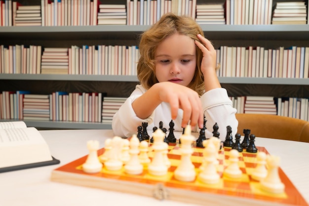 Kind, das an Schach denkt Kleiner Kindschachmann spielt Schachspiel schachmatt