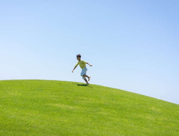 Kind, das auf schönes Feld springt