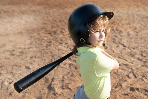 Foto kind, das baseball spielt. batter in der jugendliga bekommt einen hit. jungenkind, das einen baseball schlägt