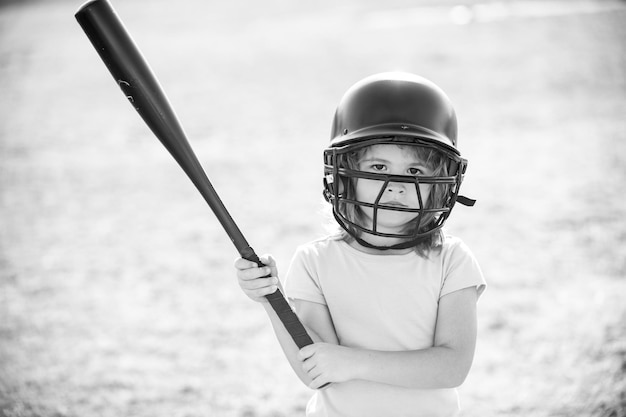 Kind, das Baseball-Teig in der Jugendliga spielt, bekommt einen Treffer Jungenkind, das einen Baseball schlägt