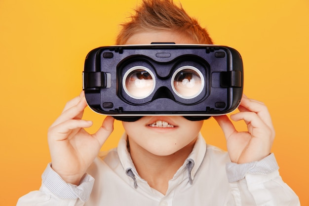 Kind, das durch VR-Gläser schaut
