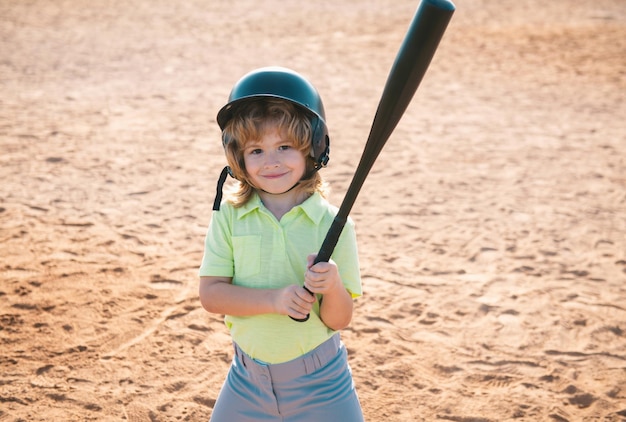 Kind, das ein Baseballschlägerkrugkind hält, um Jugendbaseball zu werfen