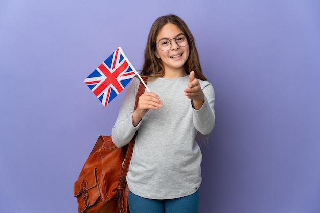 Kind, das eine britische Flagge über isolierter Wand hält Händeschütteln für das Schließen eines guten Geschäfts