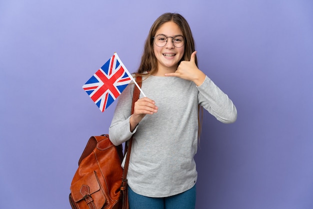 Kind, das eine Flagge des Vereinigten Königreichs über isoliertem Hintergrund hält und Telefongeste macht