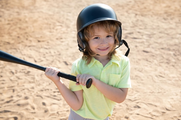 Kind, das einen Baseballschläger hält Krugkind im Begriff, Jugendbaseball einzuwerfen.