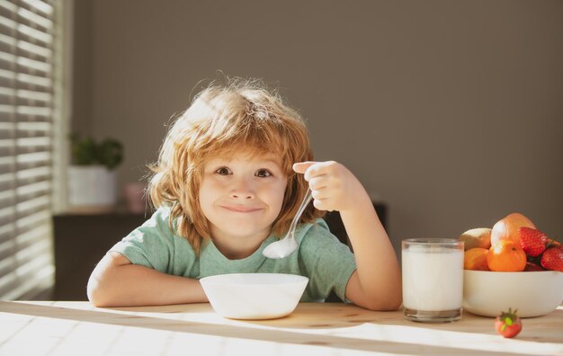 Kind, das gesundes Essen isst, süßer kleiner Junge, der Suppe zum Mittagessen hat