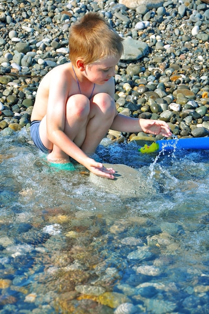 Foto kind, das im meer spielt