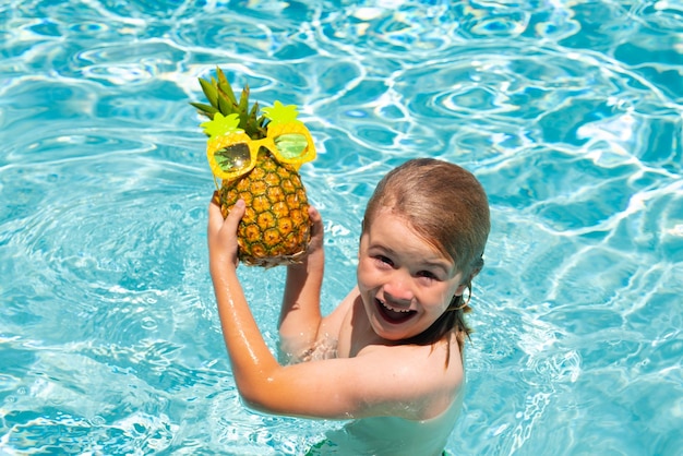 Kind, das im Swimmingpool spielt Sommeraktivität für Kinder