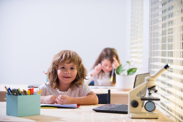 Kind, das in der Schule studiert. Schulkind macht Hausaufgaben im Klassenzimmer. Bildung für Kinder.