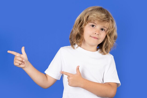Kind, das mit dem Finger auf isolierten Studiohintergrund zeigt