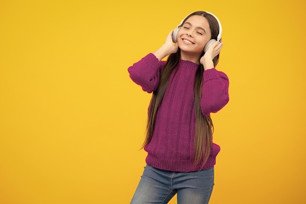 Kind, das Musik mit Kopfhörern hört Mädchen, das Lieder über drahtlose Kopfhörer hört Headset-Gerätezubehör Stilvolle Teenager-Mädchen, die Musik hören