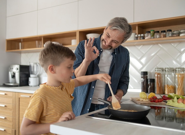 Foto kind, das omelett mittlerer schuss kocht